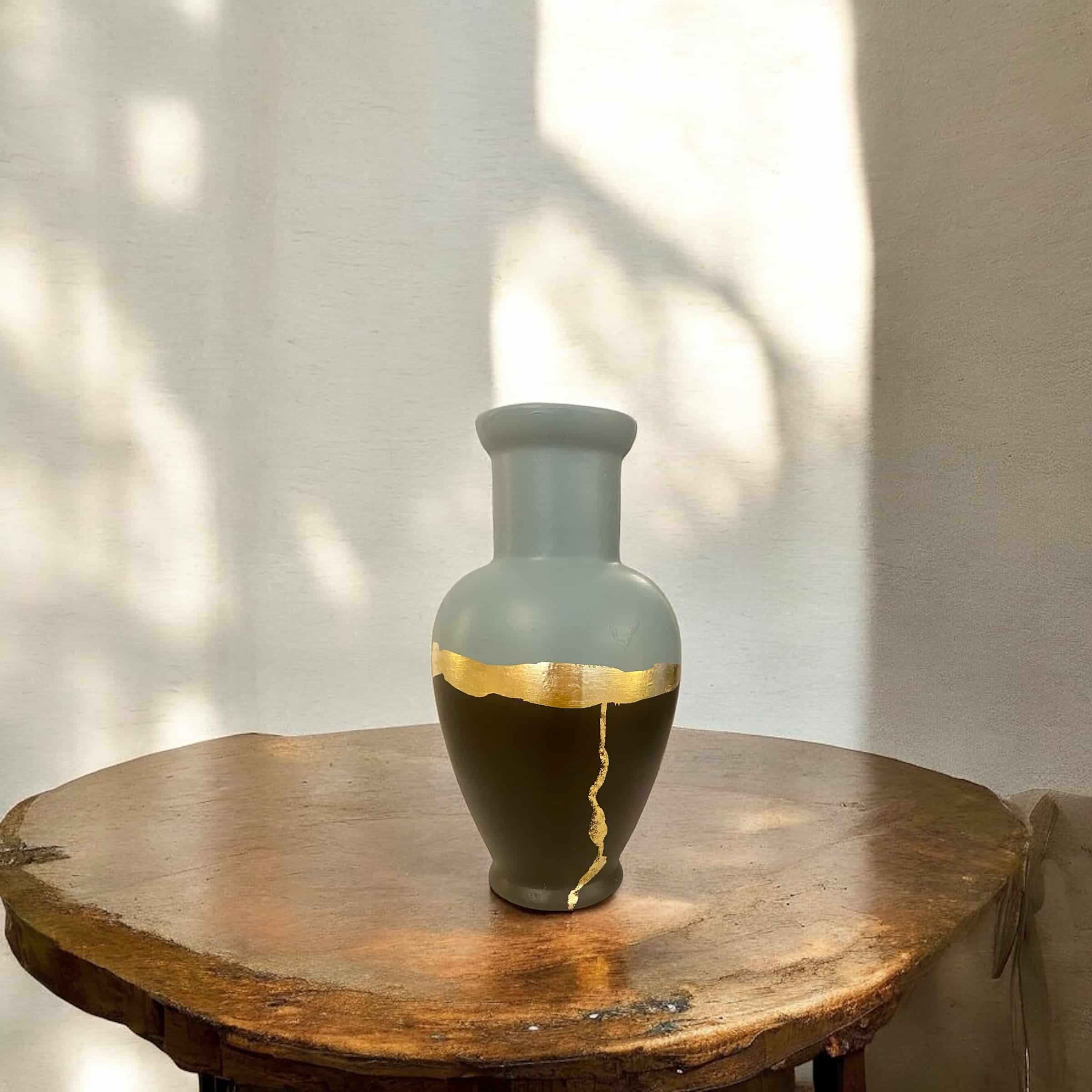 Vase gris bleu et noir