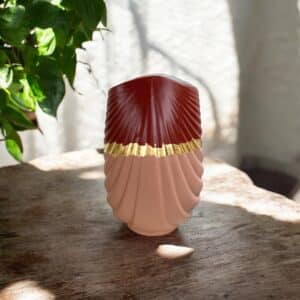 Vase bordeaux et rose