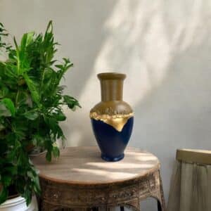 Grand vase bleu marine et kaki avec moulures