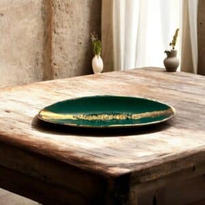 Vide-poche vert bouteille avec une moulure posé sur une table rustique