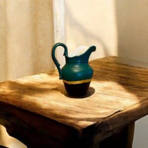 Petit pichet relook en vert bouteille et bleu marine avec un liseré en feuille d’or