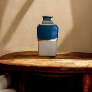 Vase gris clair et bleu marine pos sur une table en bois rustique