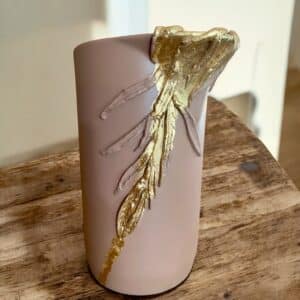 Grand pichet rose poudré avec moulure en feuille en liseré en feuille d’or