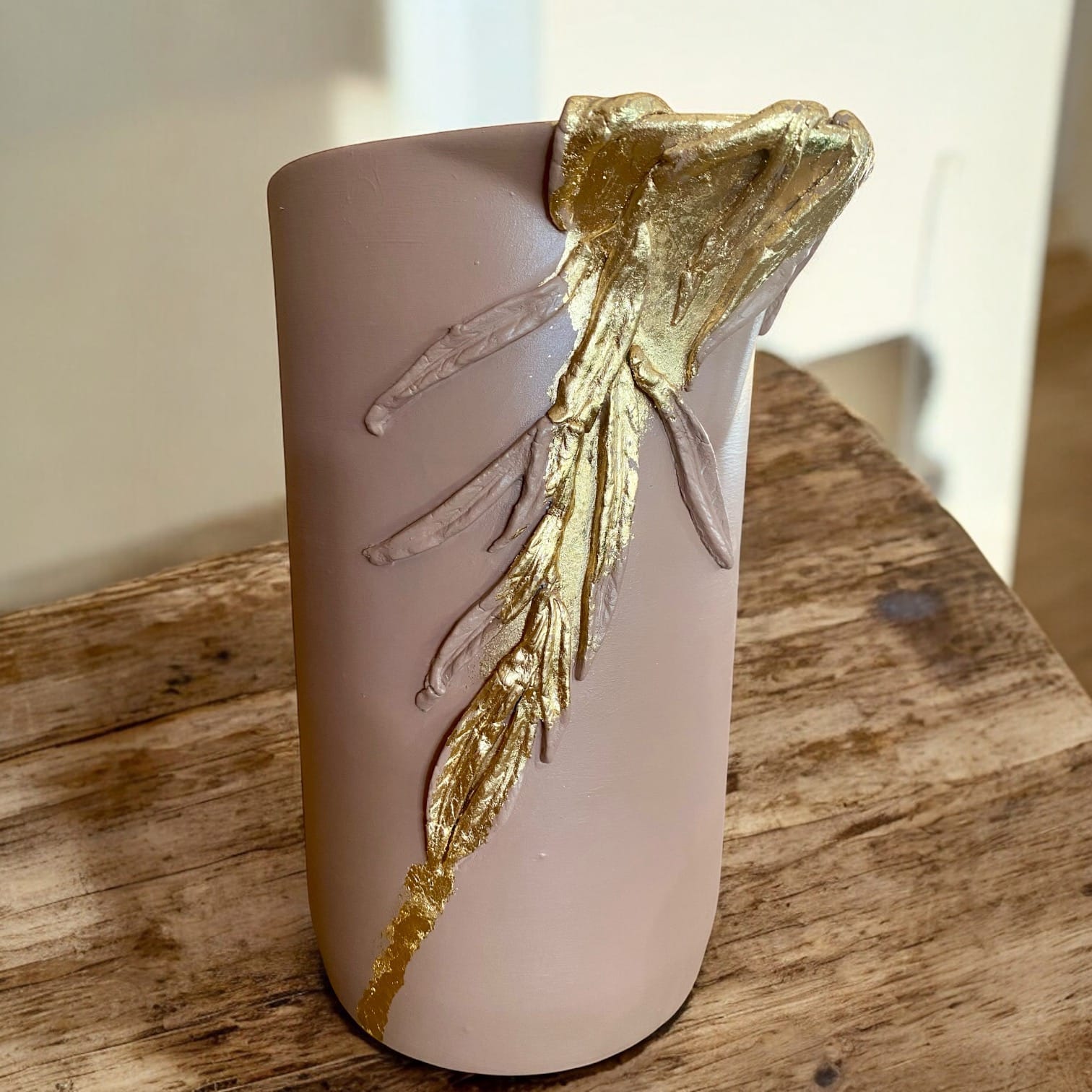 Grand pichet rose poudré avec moulure en feuille en liseré en feuille d’or