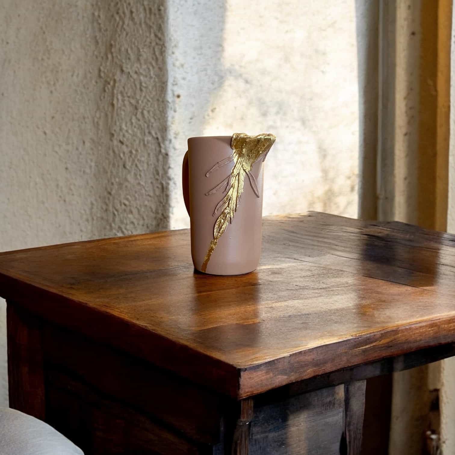 Pichet rose poudré avec moulure – Image 3