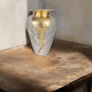 vase beige avec moulure en feuille d'or