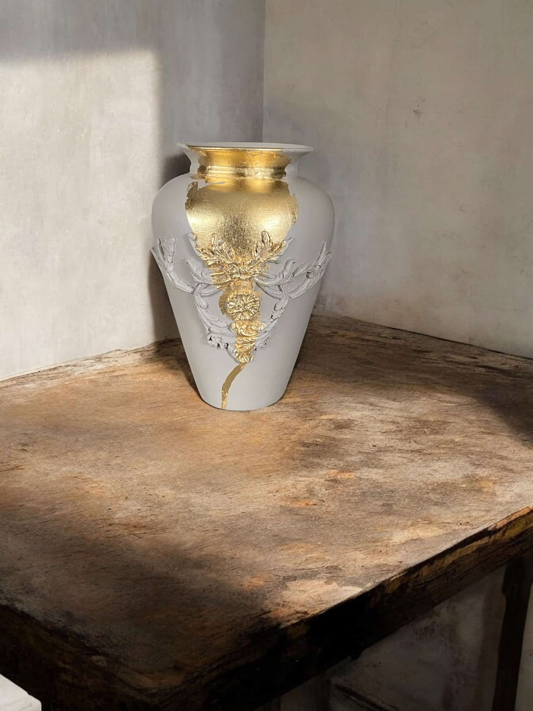 vase beige avec moulure en feuille d'or