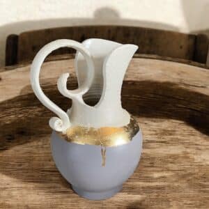 Cruche grise en blanche posée sur table en bois rustique
