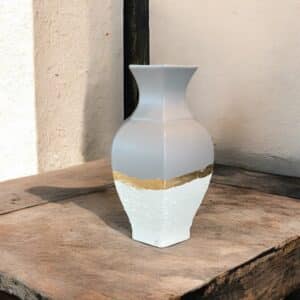 Vase gris et blanc avec un liseré en feuille d'or