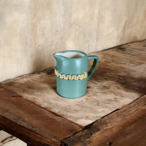 Petit pichet vert avec moulure