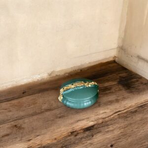 Boîte à bijoux ronde verte – Détails en moulures et finition feuille d’or