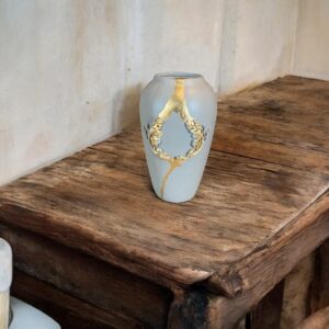 Vase beige et moulure