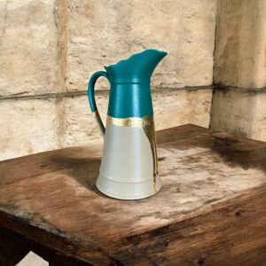 Pichet vert et beige