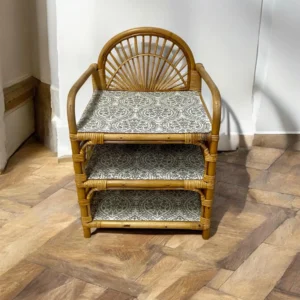 Étagère vintage en rotin bohème, papier peint fleuri - By Léo