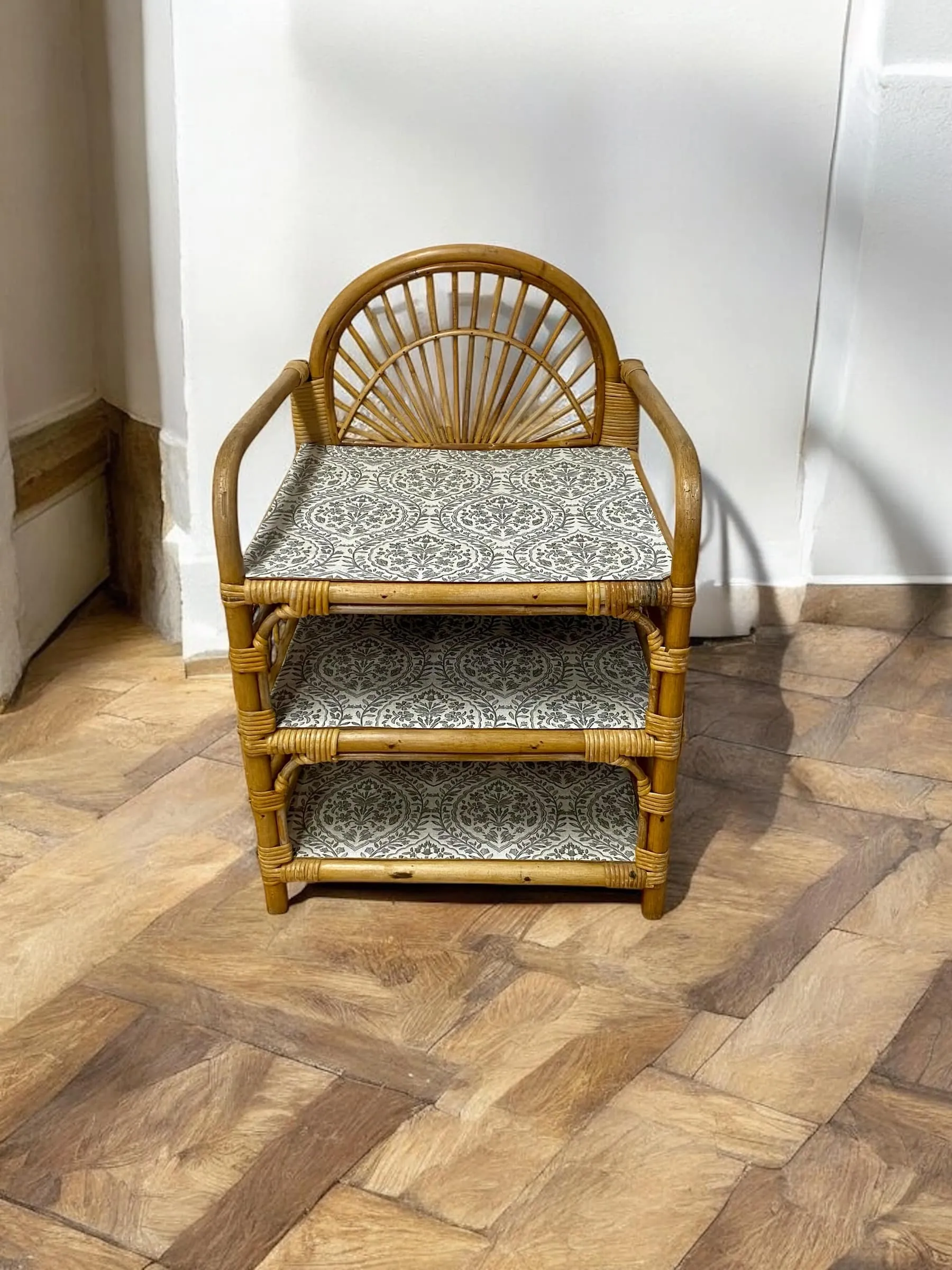 Étagère vintage en rotin bohème, papier peint fleuri - By Léo