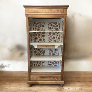 Armoire Louis Philipe et papier peint vintage