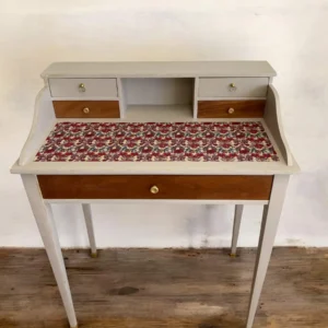 Bureau vintage relooké beige, plateau tissu fleuri - By Léo