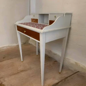 Détail du tissu fleuri sur le plateau du bureau vintage