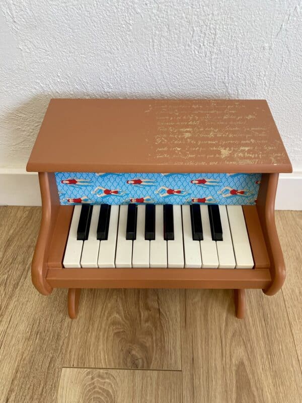 Piano en bois pour enfants terracotta / tissu nageuses – Image 2
