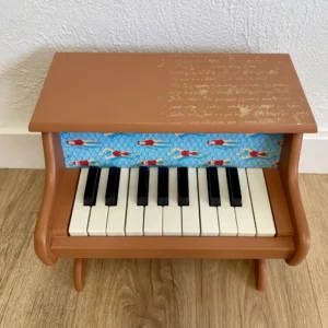 Détail du tissu nageuses sur le piano en bois terracotta