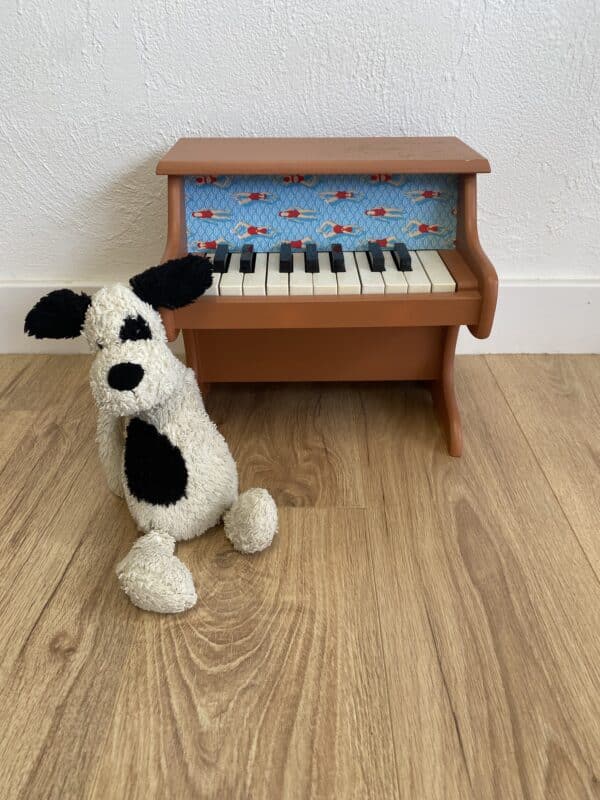 Piano en bois pour enfants terracotta / tissu nageuses – Image 5