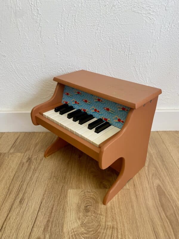Piano en bois pour enfants terracotta / tissu nageuses – Image 4