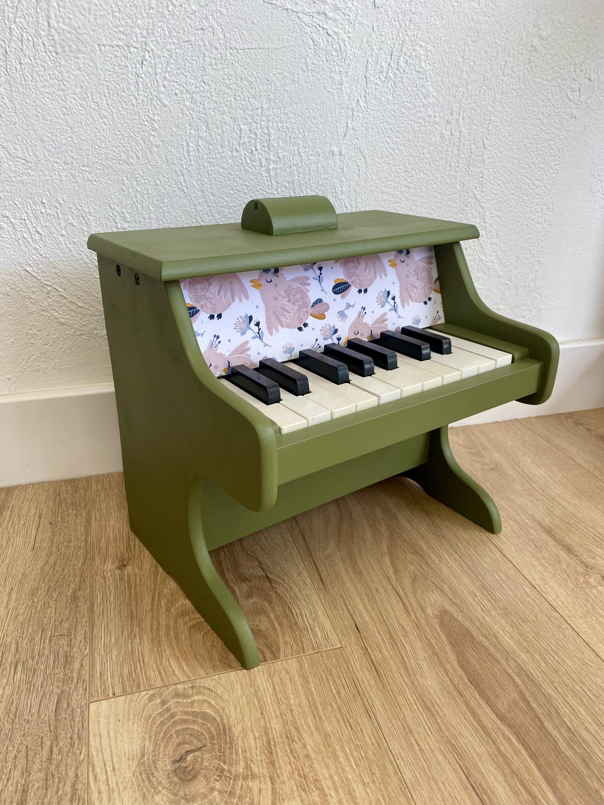 Piano en bois pour enfant vert et tissu cygne – Image 2