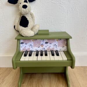 Piano jouet en bois vert, création artisanale Toulouse