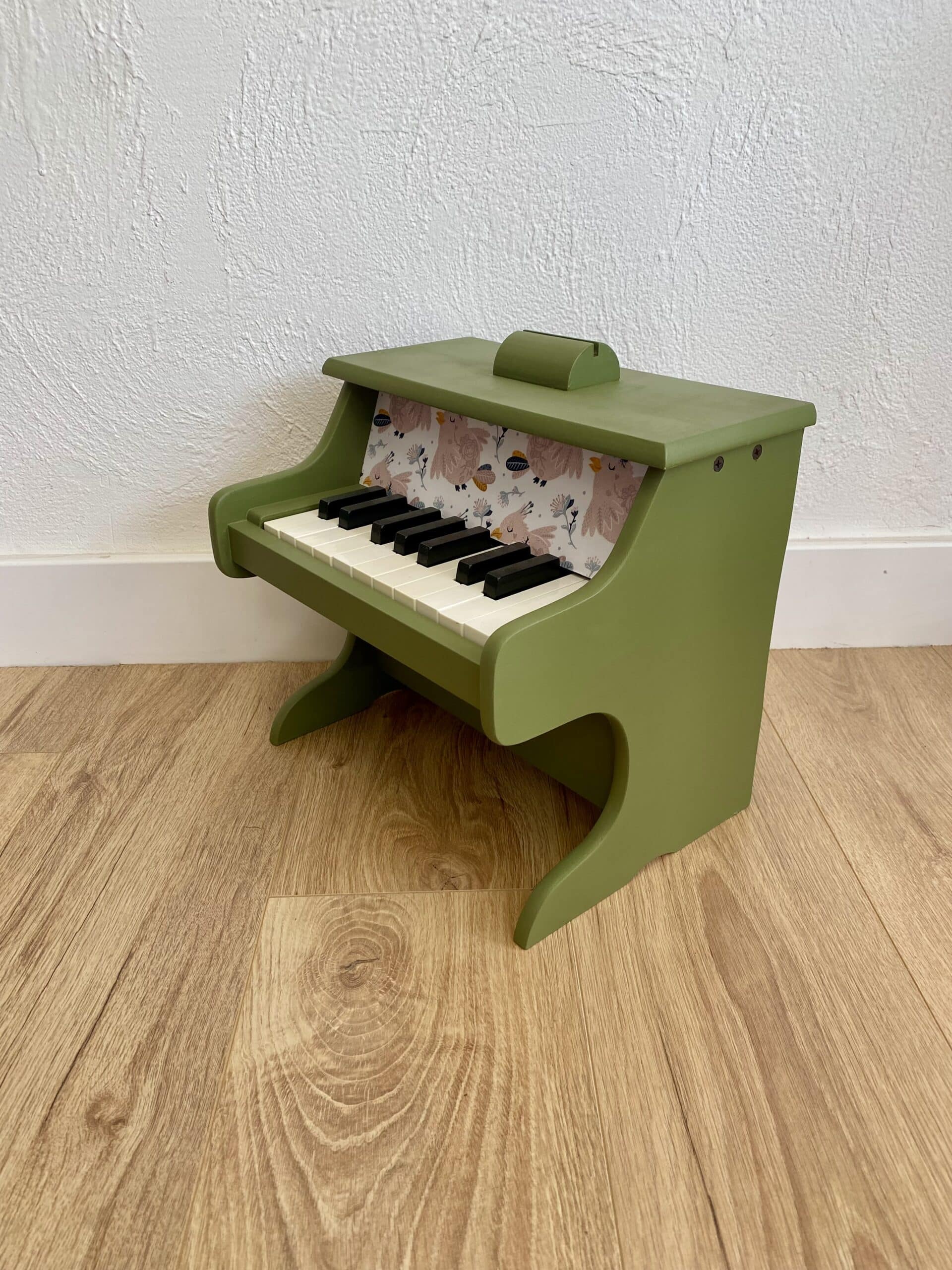 Piano en bois pour enfant vert et tissu cygne – Image 4