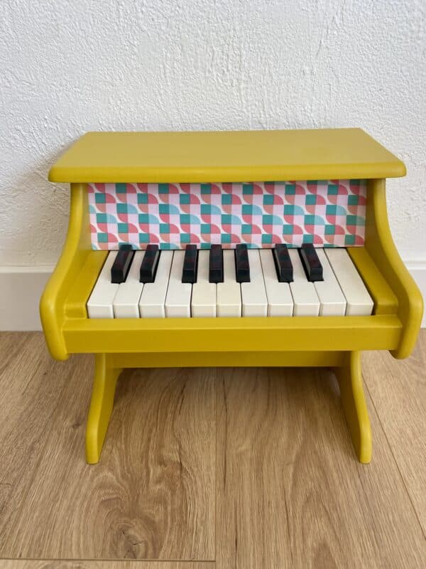 Piano jaune en bois pour enfant et tissu coloré – Image 2