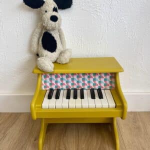 Piano jouet en bois jaune, création artisanale Toulouse