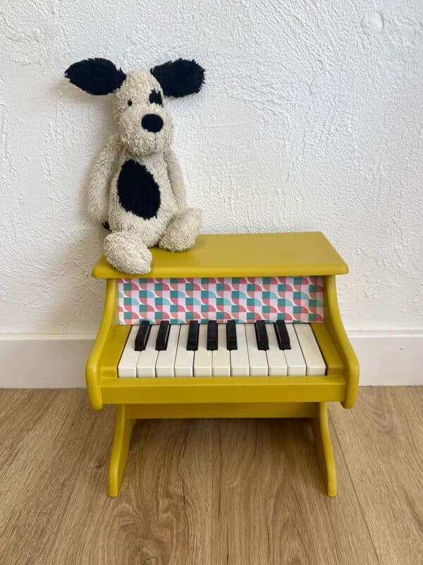 Piano jaune en bois pour enfant et tissu coloré – Image 3