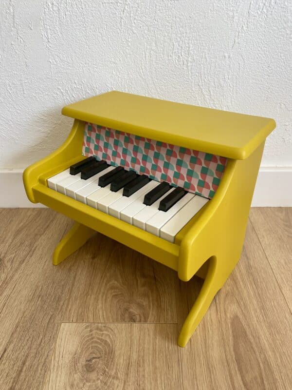 Piano jaune en bois pour enfant et tissu coloré – Image 4