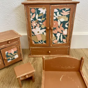 Chambre de poupées terracotta, détail mobilier