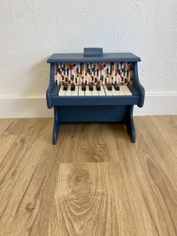 Piano en bois pour enfant bleu nuit et tissu coloré – Image 4