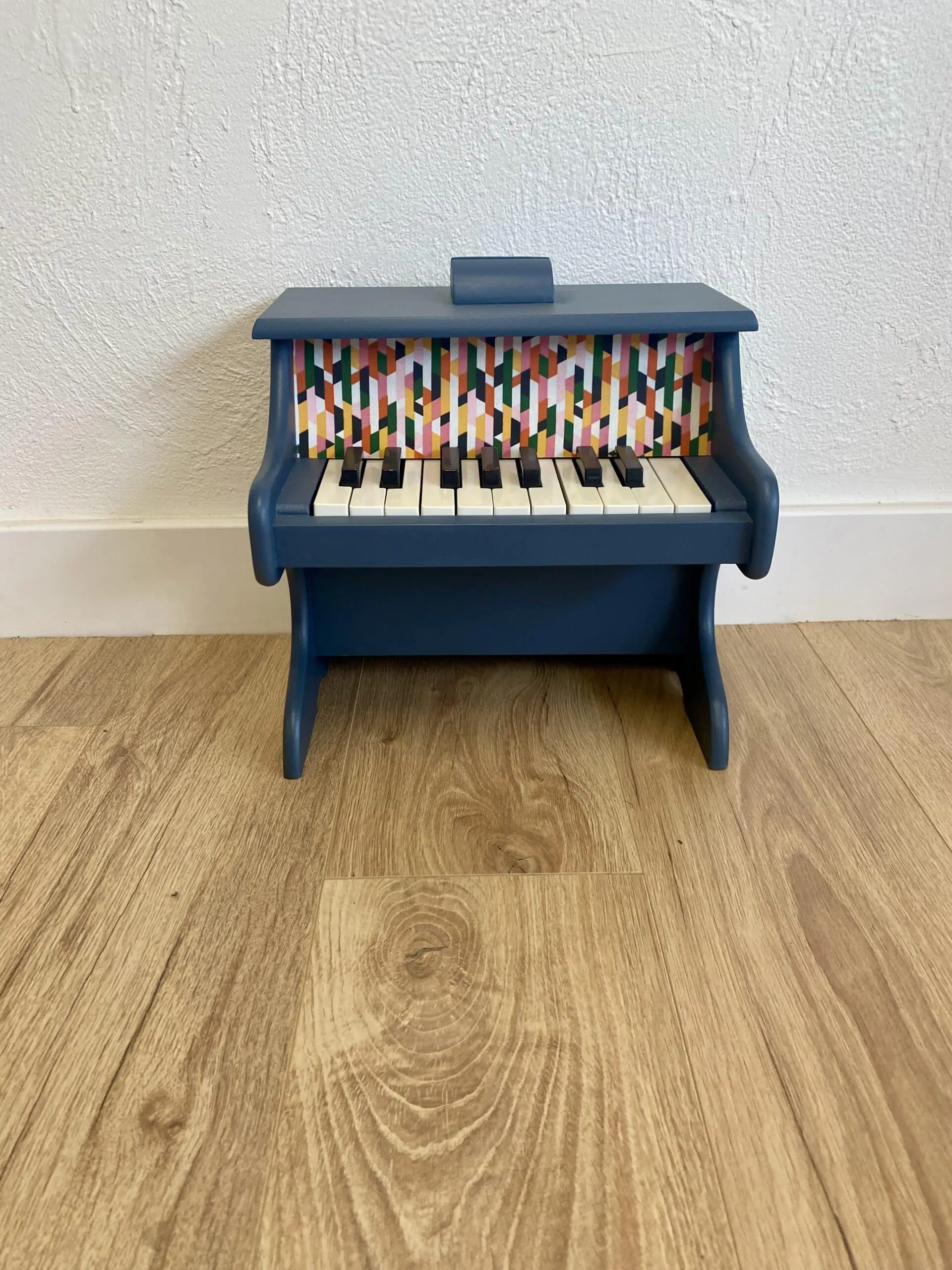 piano enfant relooké bleu nuit en bois – création artisanale Toulouse