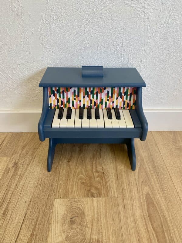 Piano en bois pour enfant bleu nuit et tissu coloré – Image 3