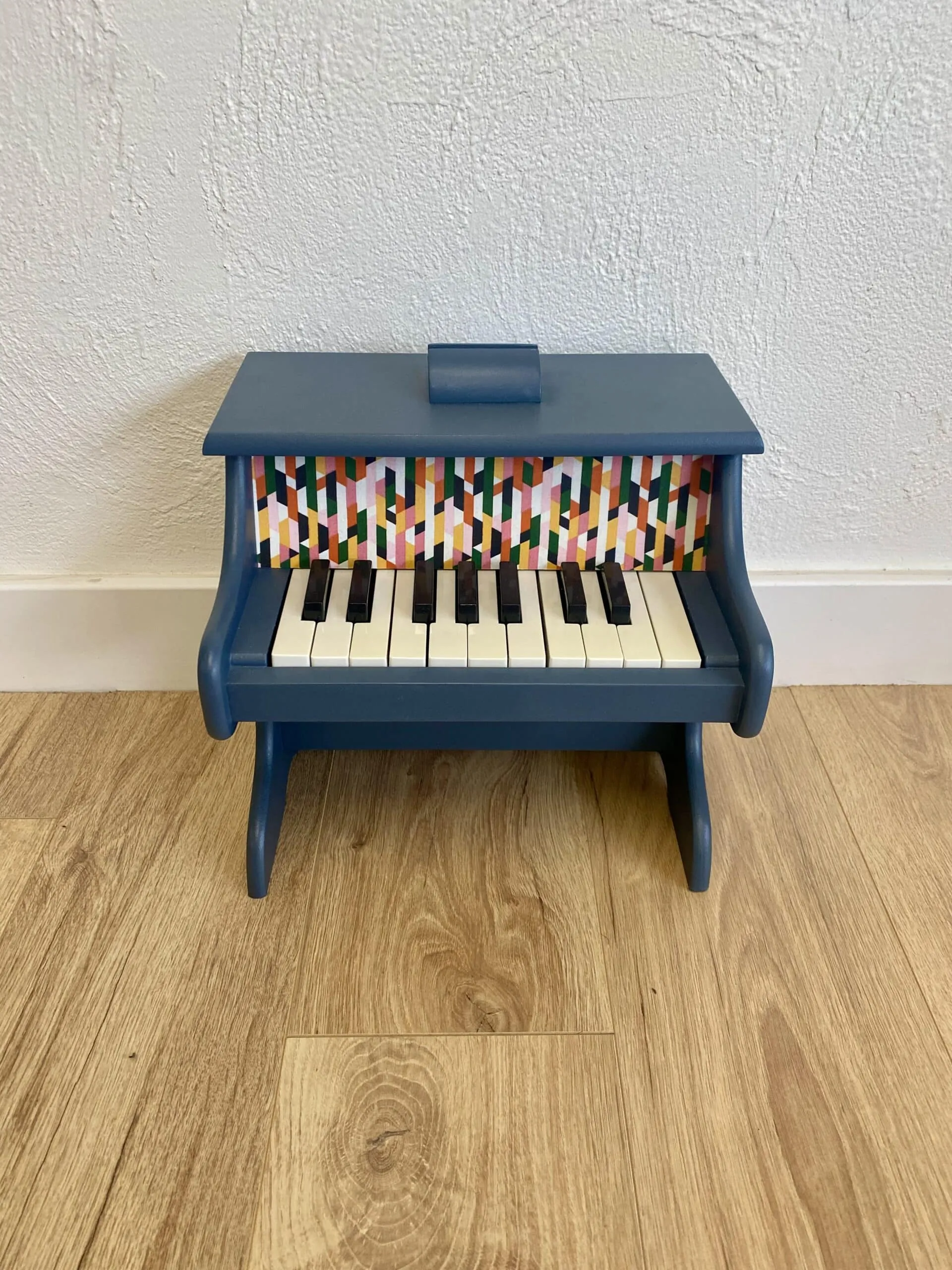 Piano jouet en bois bleu nuit et tissu coloré, pièce artisanale By Léo