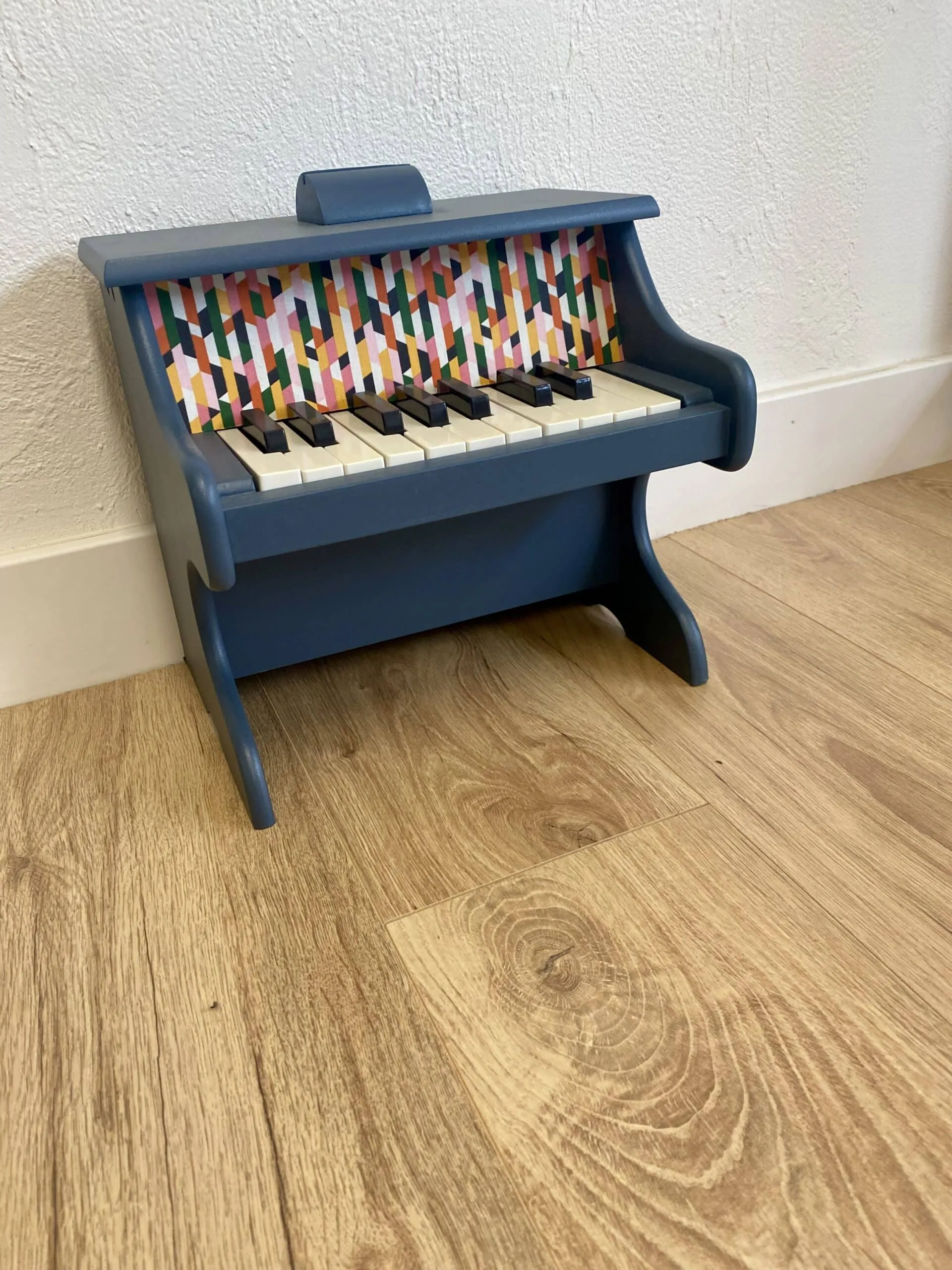 Détail des touches du piano en bois relooké bleu nuit