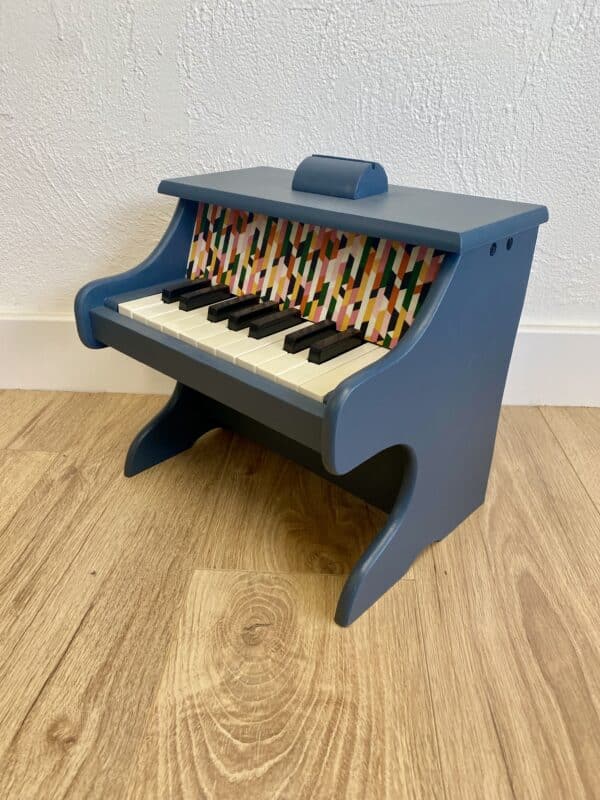 Piano en bois pour enfant bleu nuit et tissu coloré – Image 2