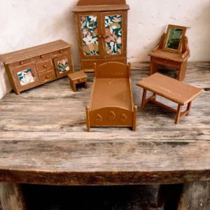 Chambre de poupées vintage terracotta, vue d'ensemble