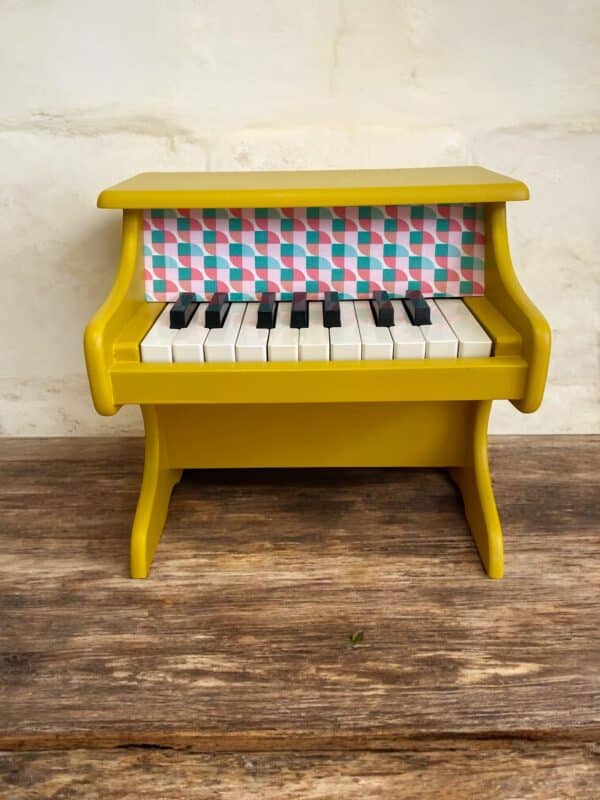 Piano jaune en bois pour enfant et tissu coloré