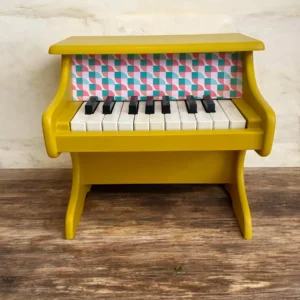 Piano en bois pour enfant relooké jaune, tissu coloré - By Léo