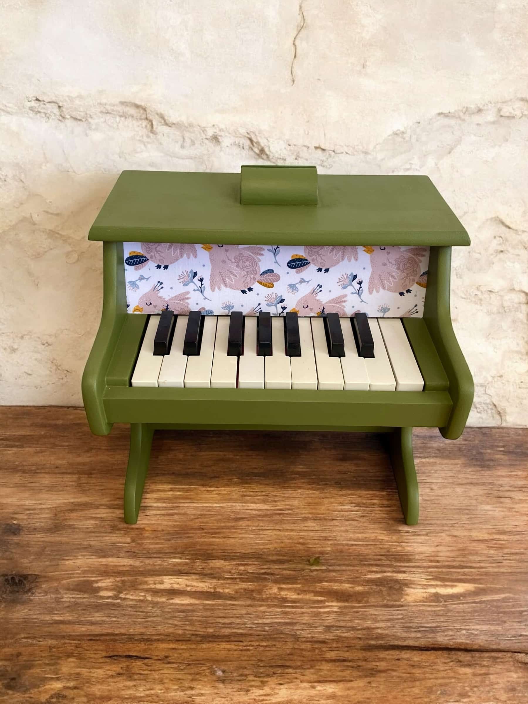 Piano en bois pour enfant vert et tissu cygne
