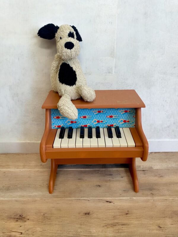Piano en bois pour enfants terracotta / tissu nageuses
