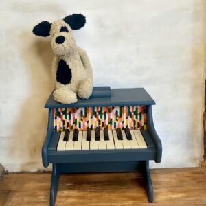 Piano en bois pour enfant bleu nuit et tissu coloré