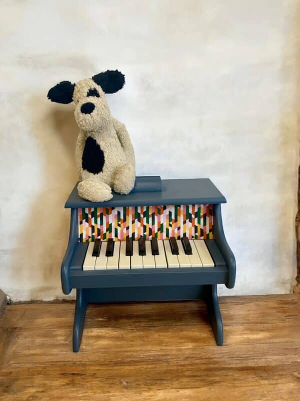 Piano en bois pour enfant bleu nuit et tissu coloré