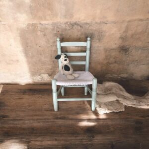 Chaise enfant en bois et paille relookée en vert amande et blanche