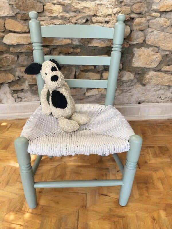 Chaise enfant en bois et paille relookée en vert amande et blanche – Image 2