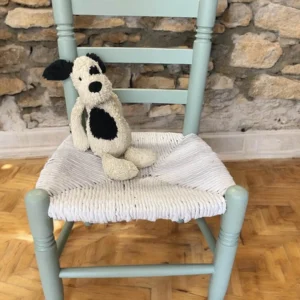 Détail de la peinture vert amande sur la chaise enfant